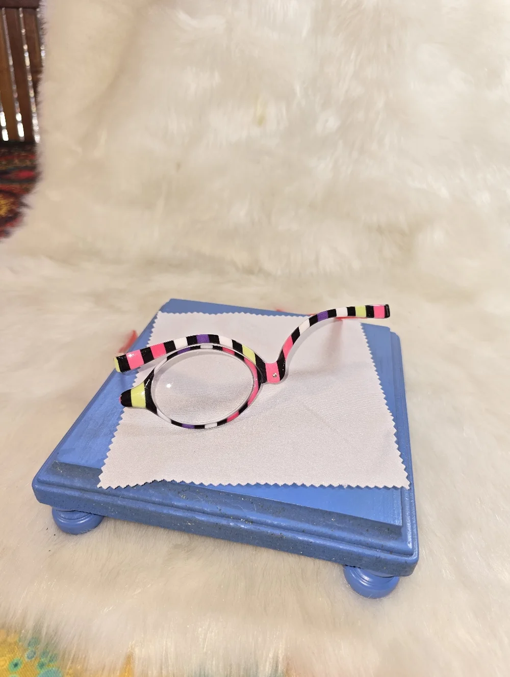 Magnified Makeup Application Glasses - Multicolor